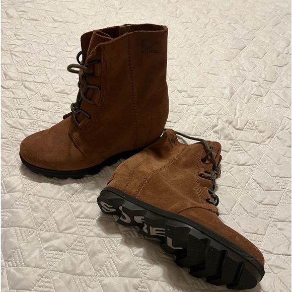 Like new Sorel women boots. Great condition - Picture 1 of 3